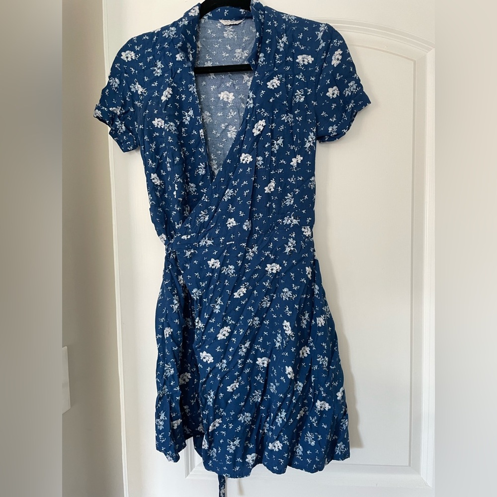 Jack Willis, Size 0, Blue and white floral wrap dress